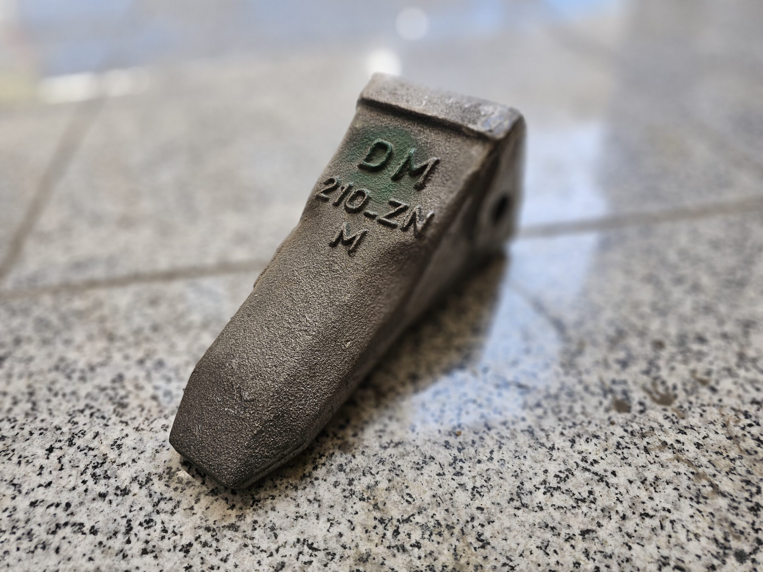 ناخن بیل مکانیکی R210 برند DM - Image 2